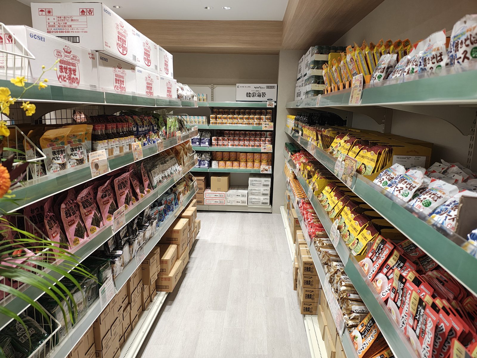 ecoeat 神戸水道筋店の店内。中央の通路をはさんで飲料・菓子・乾物などの棚が並ぶ