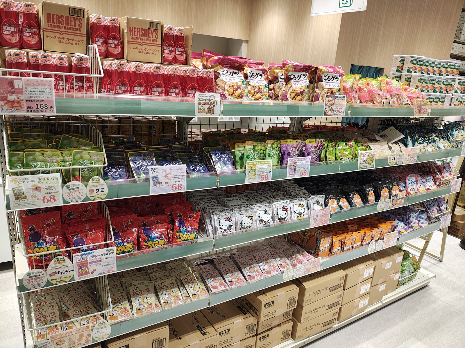 菓子コーナー。チョコレート・グミ・袋菓子などが並ぶ